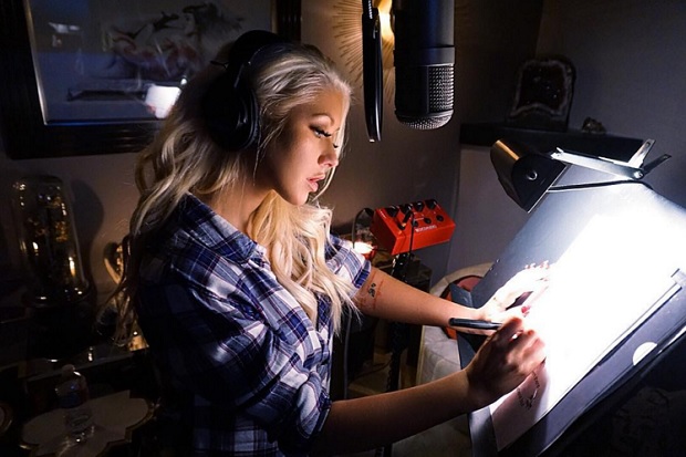 christina-aguilera-studio-2016